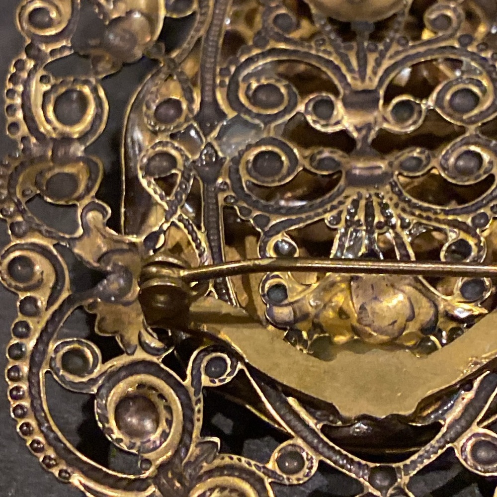 Joseff Of Hollywood Unsigned Cameo Brooch. Antique GoldTone and WhiteCelluloid. - Picture 7 of 8